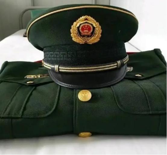 “退役”和“退伍”虽只差一字，却天差地别，退伍的义务兵，两年期满，部队叠好被子，