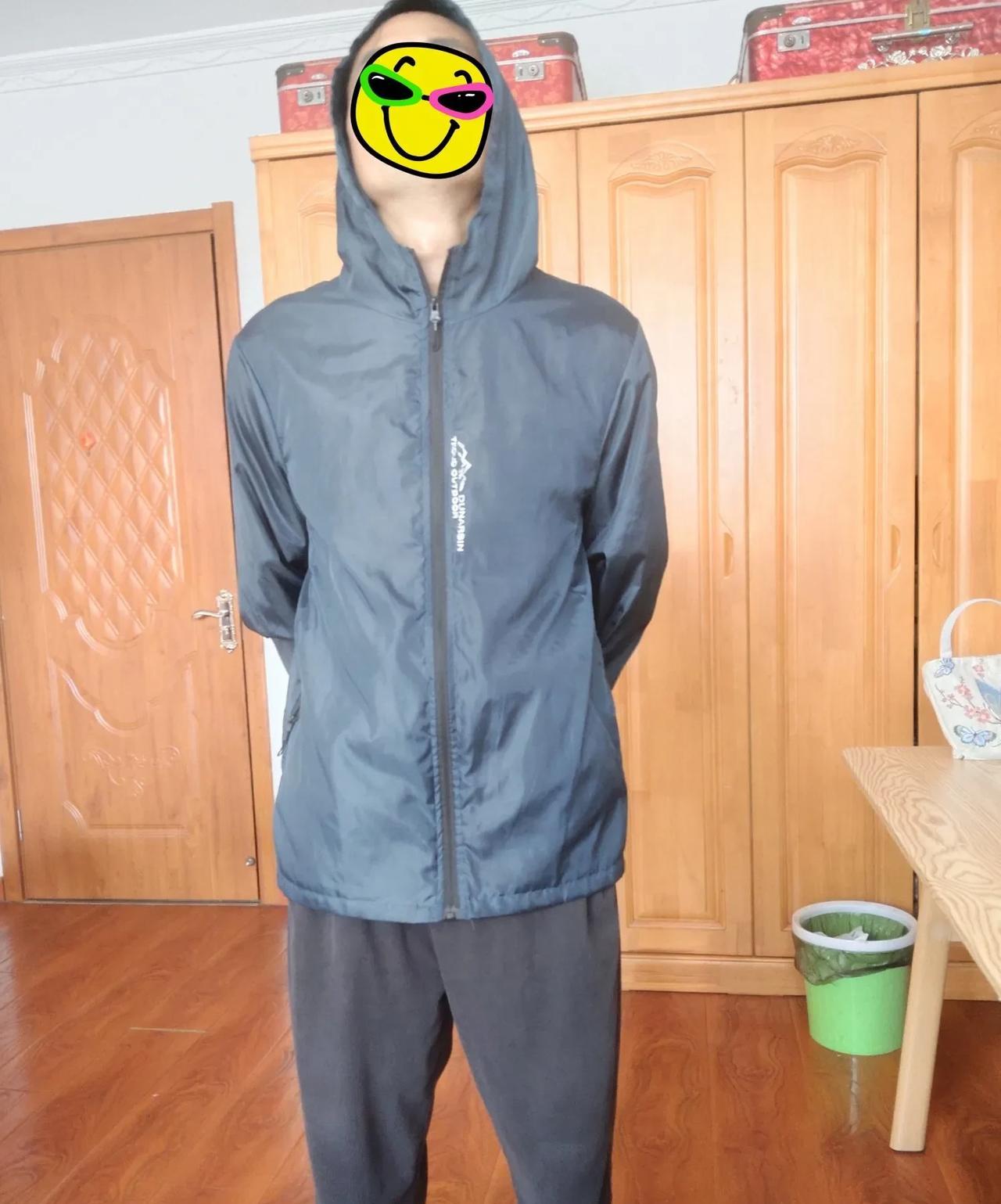 某天看老公穿着一件新的防晒服，我问他这件防晒服什么时候买的？老公说是他爸给他买的