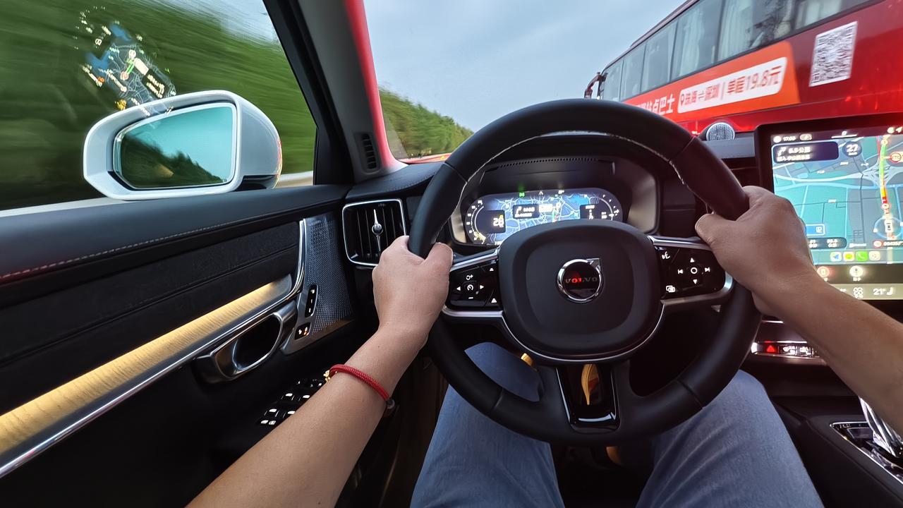 虽然没有华丽的冰箱电视但S90这套旧能源内装氛围我是很喜欢的我不反对冰箱彩