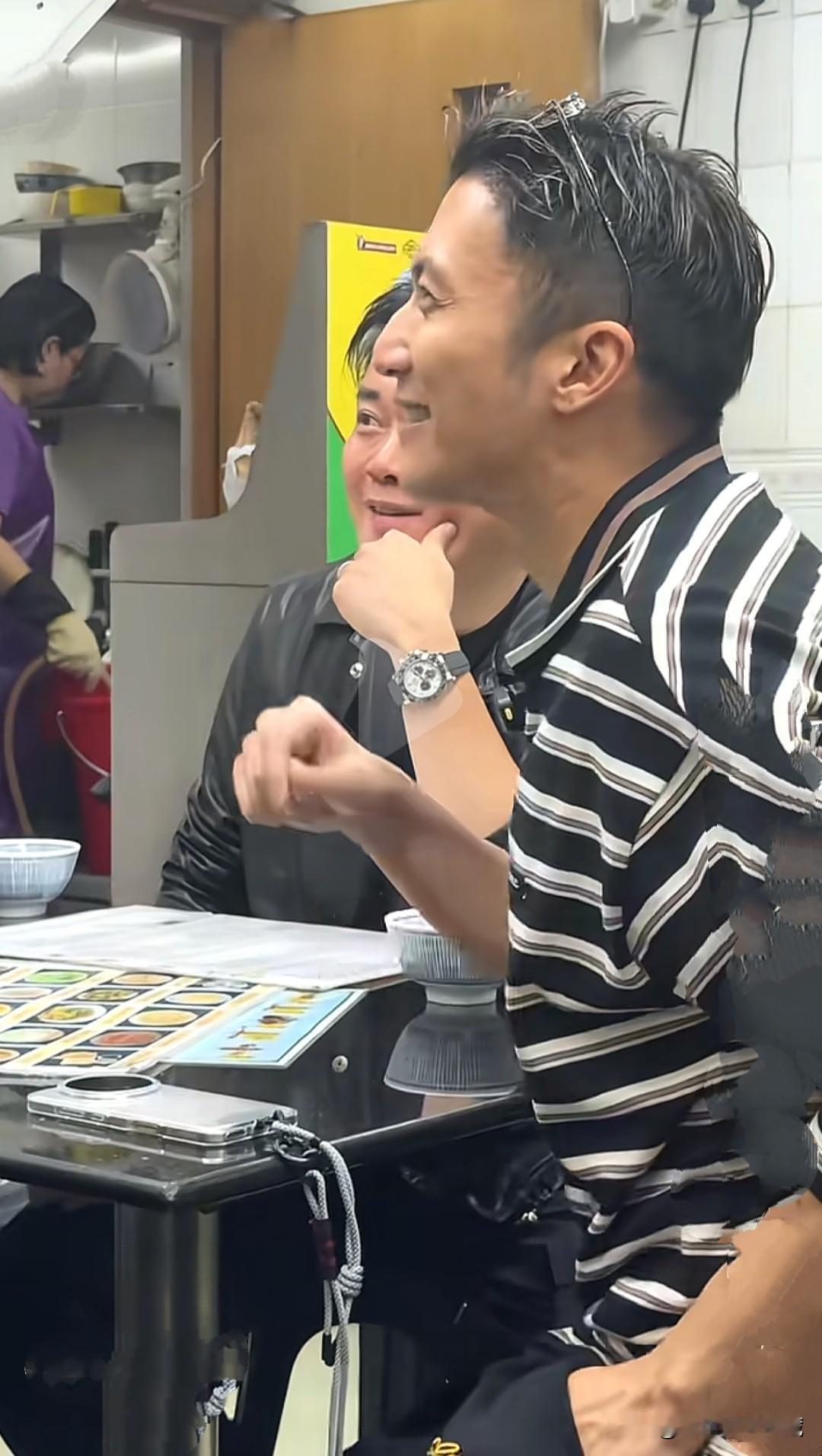 谢霆锋在小餐馆吃饭，测颜真的太帅了！