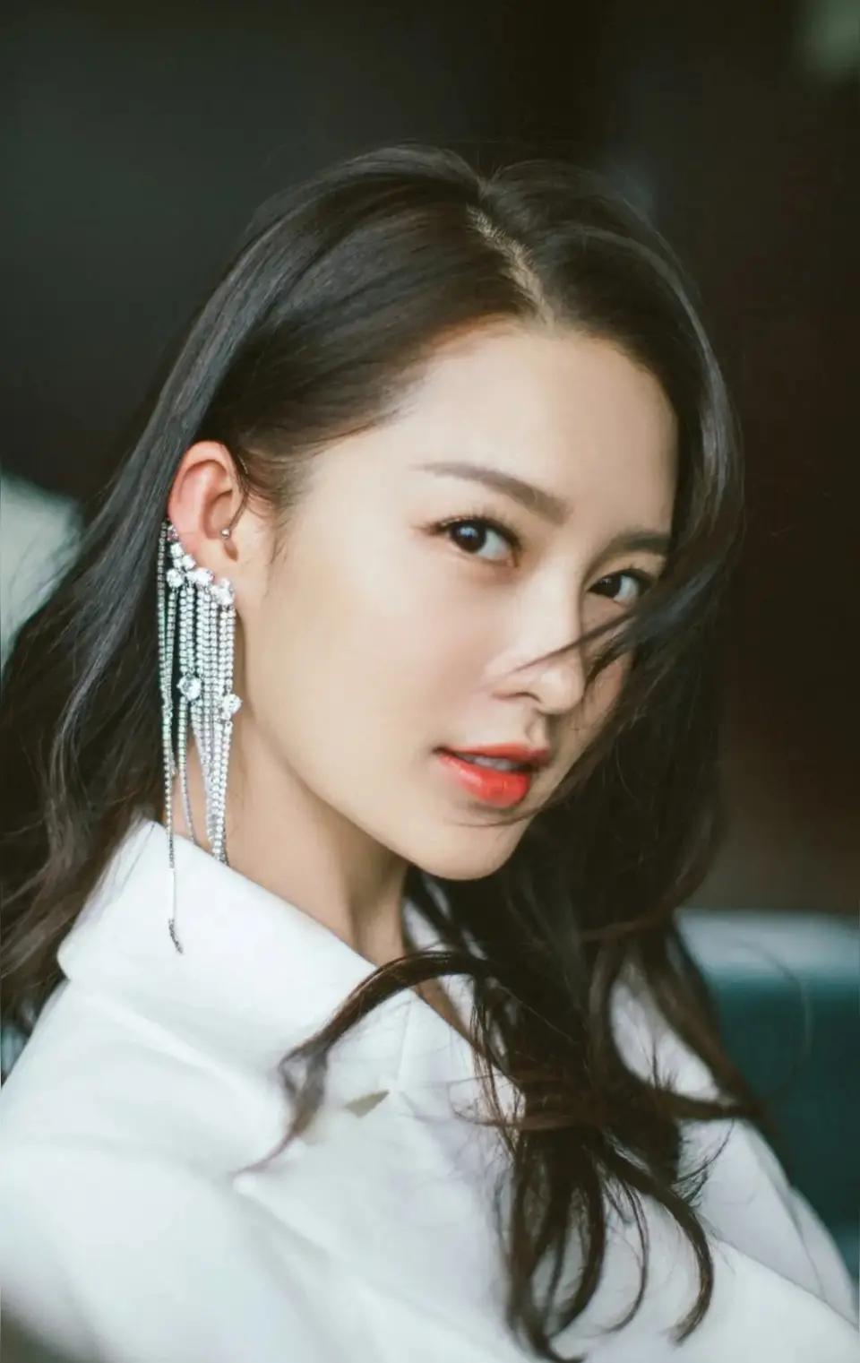 一直喜欢李沁，她确实是我心中的女神。昆曲赋予她稀缺的古典气质，破碎，隐忍的女