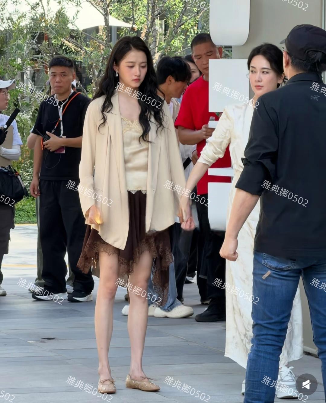 无锡偶遇关晓彤拍戏，她的美貌被低估了，本人又瘦又高非常漂亮