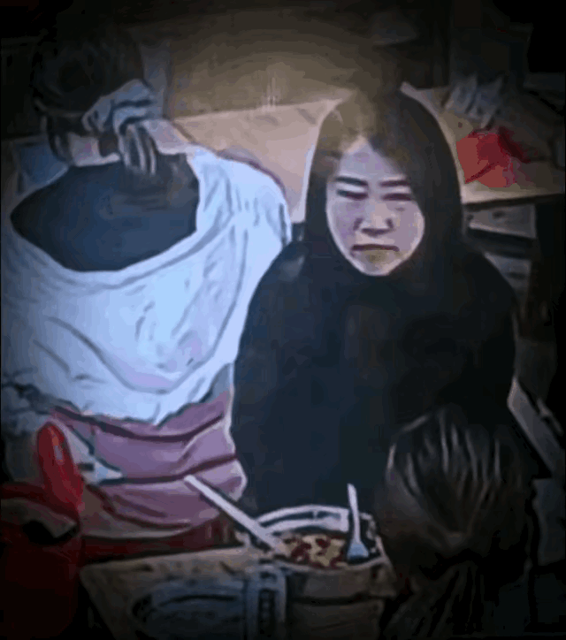 坐在她对面的女孩是她的女儿？3月5日，保定高阳螺蛳粉店，只因误拿凳子道歉后，黑