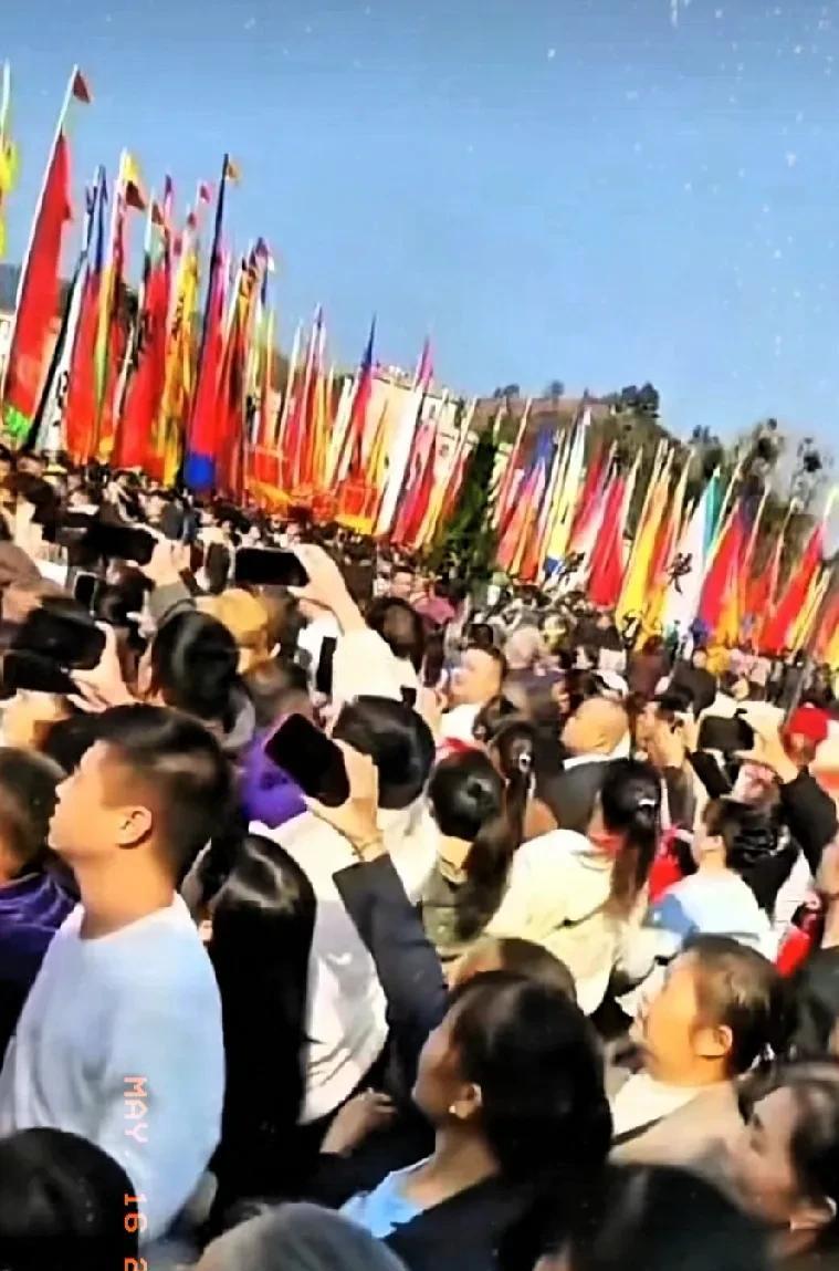 永远不要低估中华民族骨子里的爱国情怀！台湾民众走上街头、万众一心！他们高喊着“让