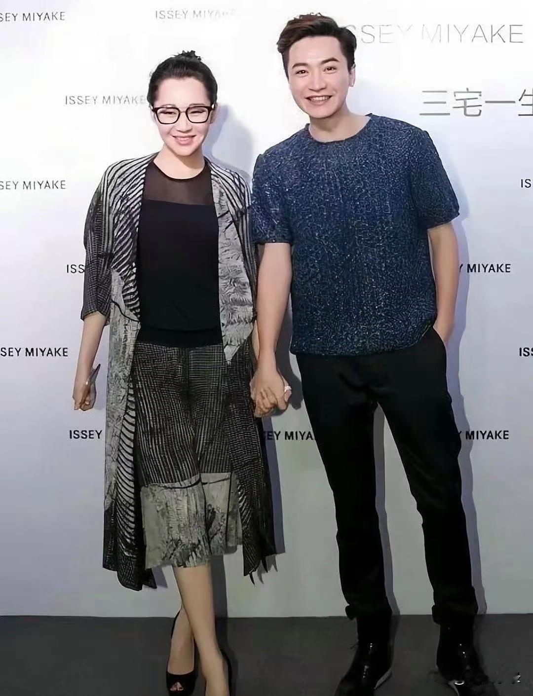 许晴虽上了年纪，但戴上眼镜超有魅力，皮肤还那么白皙，真让人羡慕！许晴[