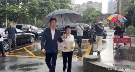 台中市长卢秀燕与台北市长蒋万安今（21）日联袂出席政院食安法修正草案审查会议。蒋