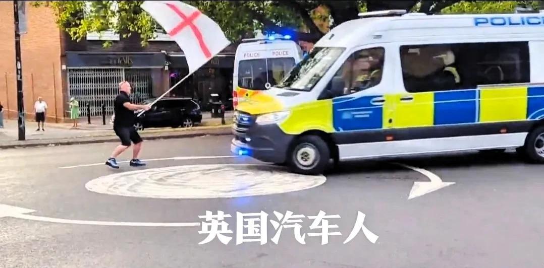 英国人现在对自己首相施塔默非常不满，星星之火随时可能燎原。昨日英国埃塞克斯的埃