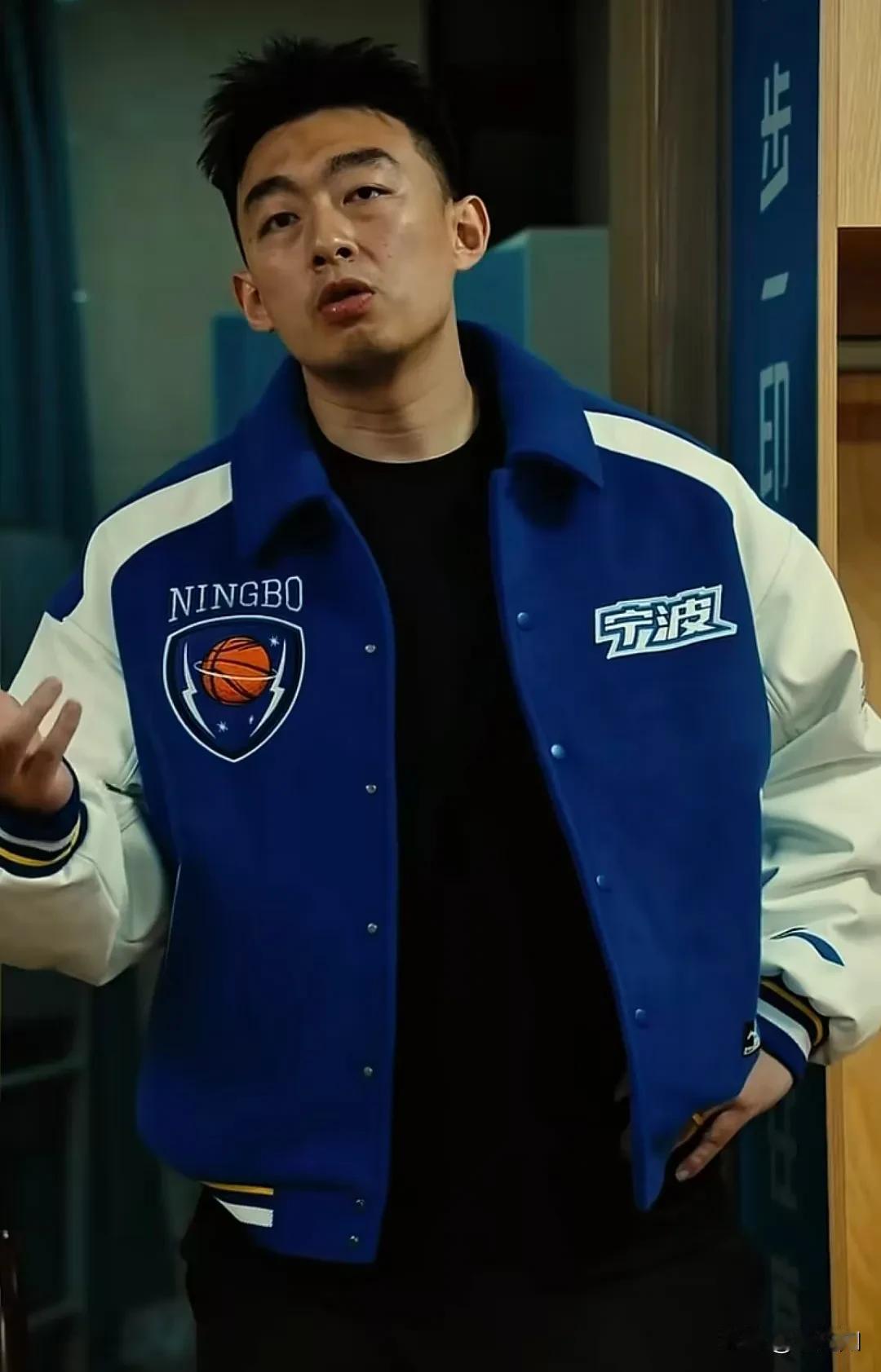 宁波男篮总经理刘家成赛后在更衣室讲话，刘家成说，贝兹利球队已经跟他解除合同，让他