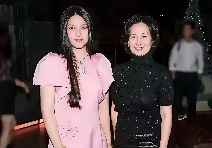 合影不等于人脉。你看到的自拍现场，是十个人排队和何超琼轮流拍照。她站在原地微