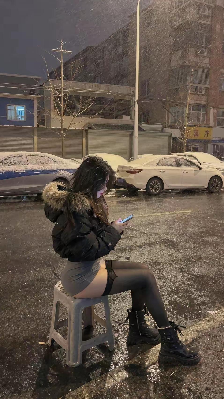 雪夜，孤独的街头，一切都静悄悄。。。冬日生活打卡季黑丝袜美腿