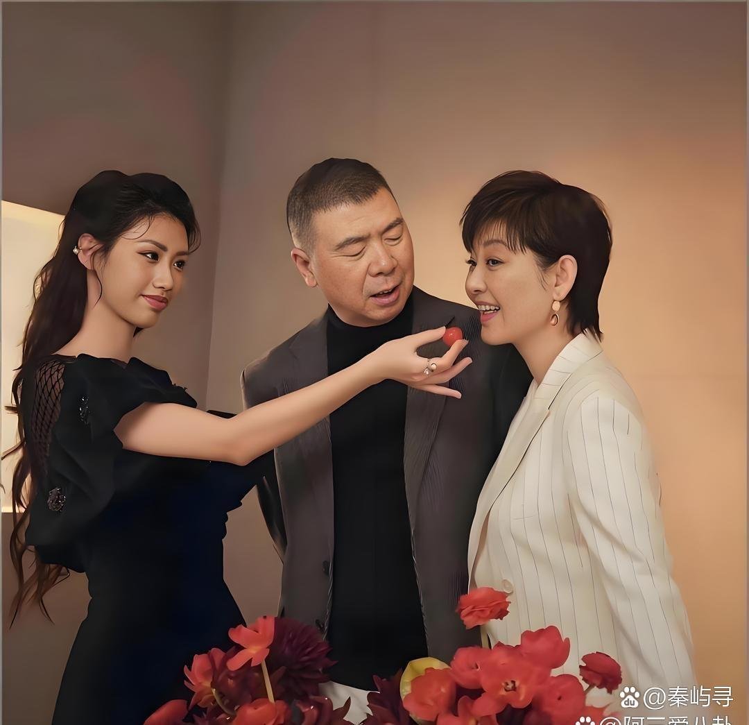 冯小刚一家3口⁠出﻿镜‎‏拍杂志大片。⁠‏