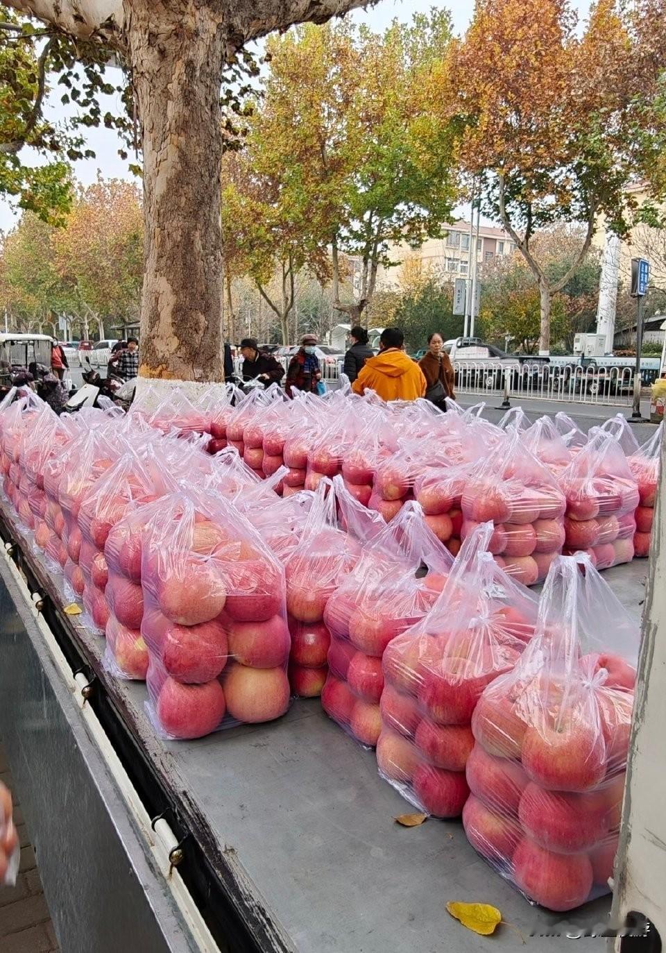 淄博苹果哥火了后各地商贩纷纷模仿，模仿可以，但要注重品质吧！苹果哥爆红不只是