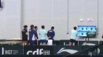 男队在后台看女队比赛，还没打完，众人就散去了，可能他们已经看出来最后结果了。王