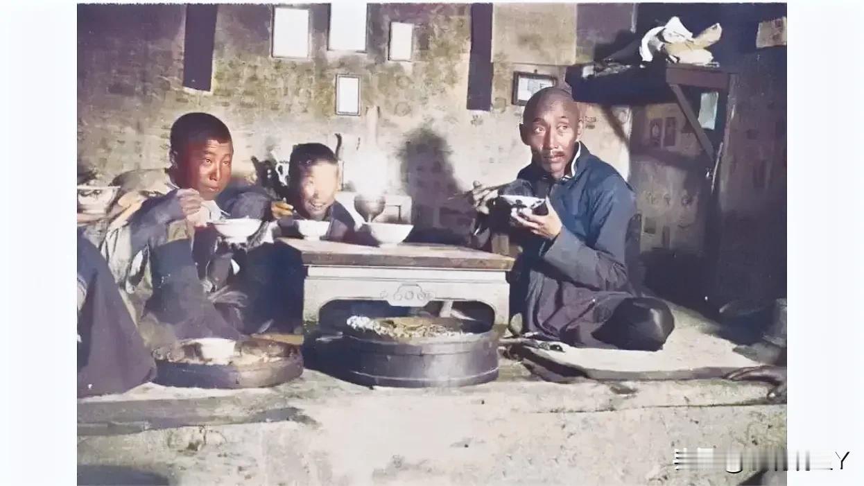 这张照片展现出了解放前一户小地主家吃饭时的情景，并非演戏，也不是演员，按现在的生