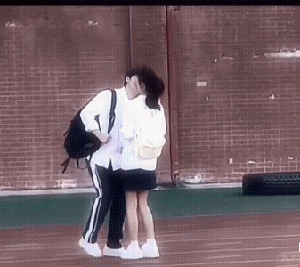 中学阶段女生比男生成熟早，多数男生都还是傻傻的懵懂期，女生已经有所暗示了，确实很