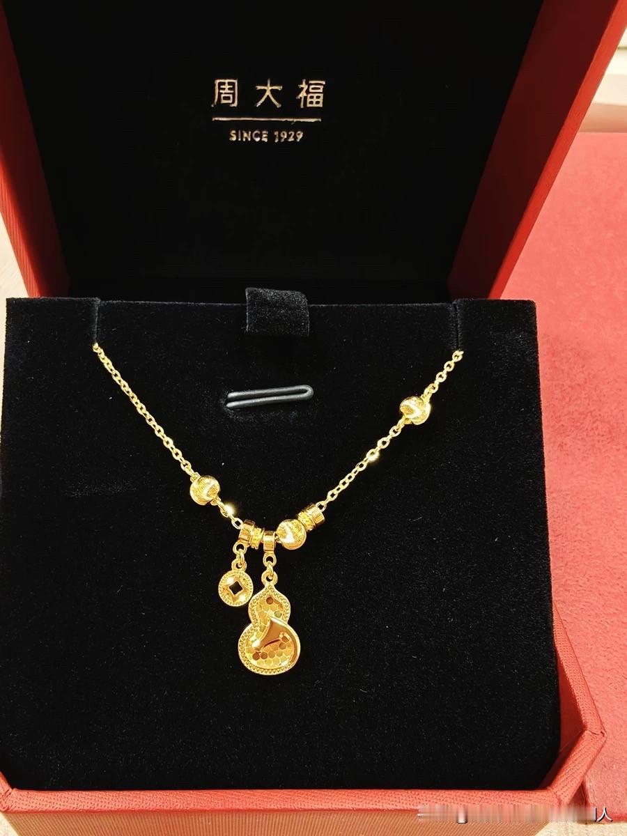 最近金价还是稳稳站在960元/克，心里那点想买金链子的念想又被浇了盆冷水，曾经盼