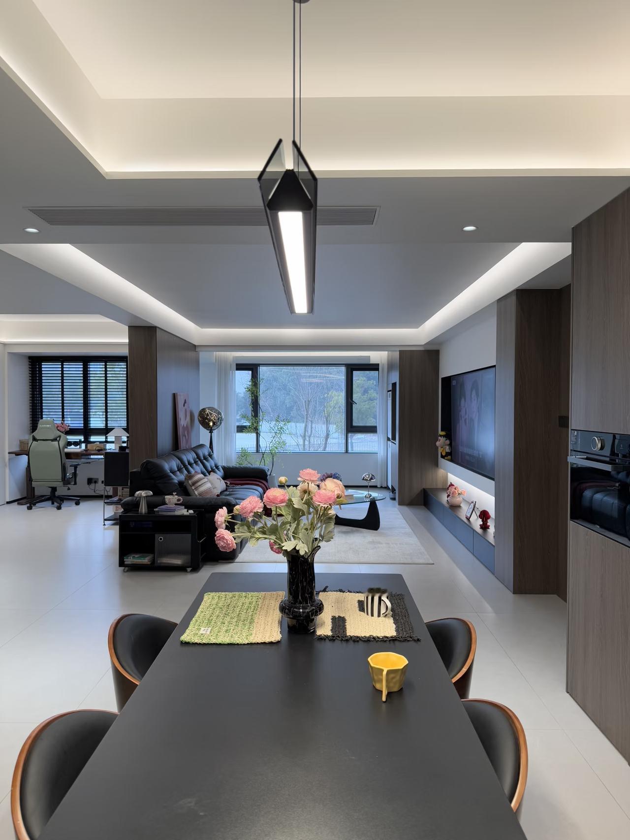 现代简约风，开放式厨房，明亮客厅，温馨的用餐区，有这样的家，周六日，你还会往外面