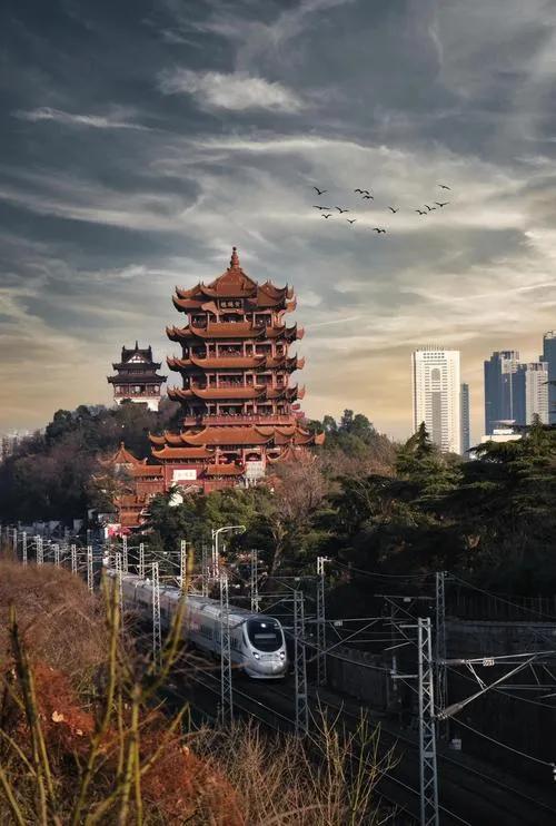湖北的省会武汉经济到底怎么样？放在别的省份又处于什么水平？首先，武汉去年的GDP