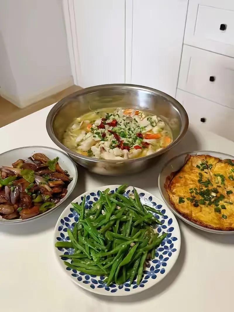 一顿饭做四道菜，我随口劝儿媳精简饭菜，她温顺答应却让我心里有点不是滋味今天
