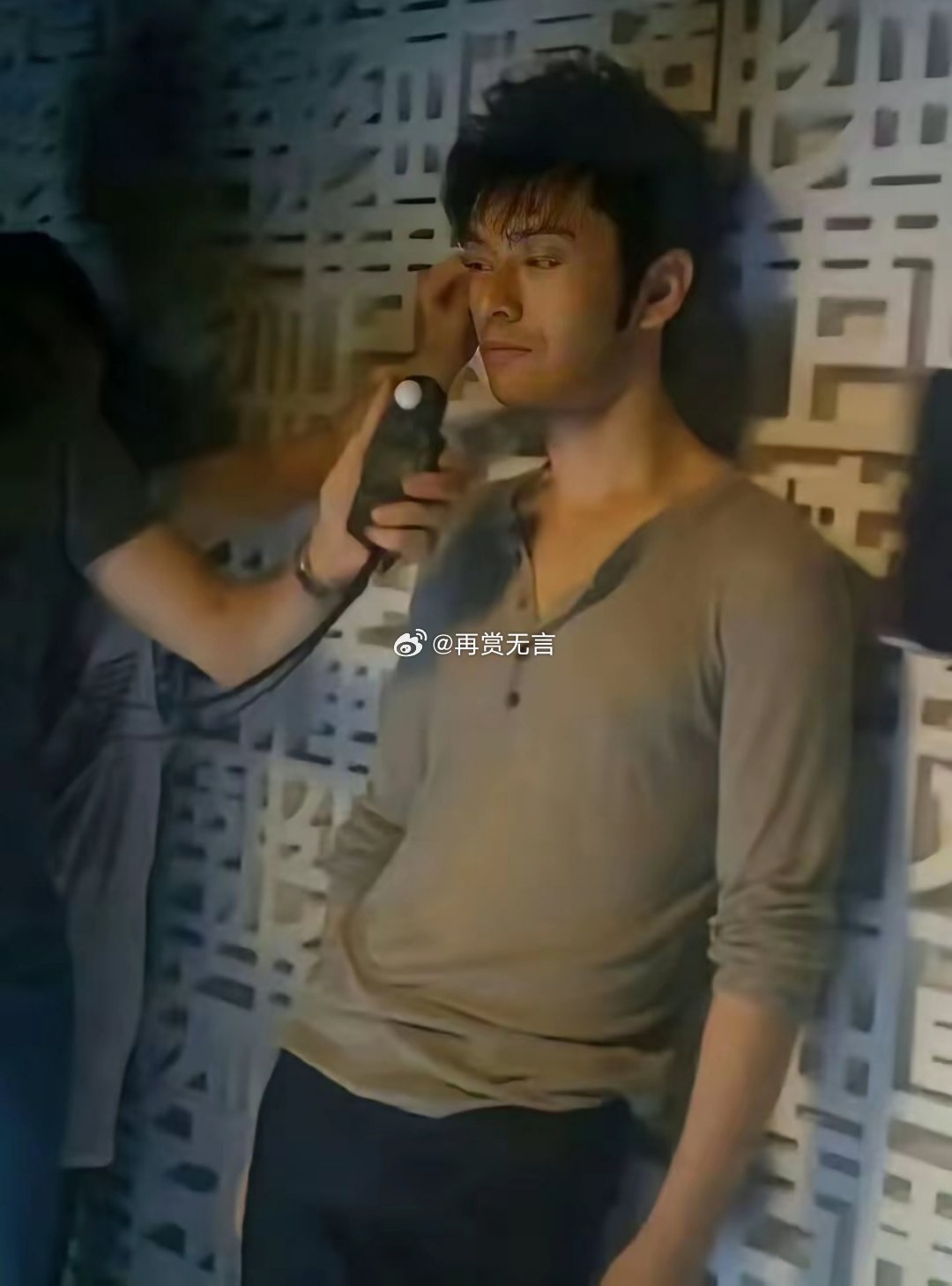 再也不说黄晓明早期秃头了，这发量这朝天鼻，哪个人不羡慕不心动？