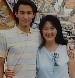 年轻时期的王姬夫妇颜值出众，同在文工团，一人起舞一人歌唱。后来王姬远赴海外追梦