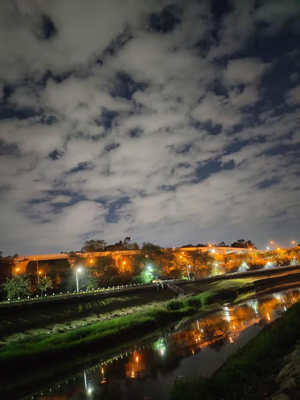 今天去菜市场买菜，碰到件挺有意思的事儿！一个卖菜的大妈突然一把拉住我胳膊，神神秘