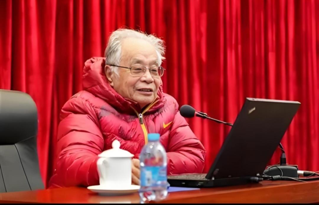 何祚庥老院士谈新型粒子胶球。我国科学家证实了新型粒子胶球的存在。对于这一科学喜