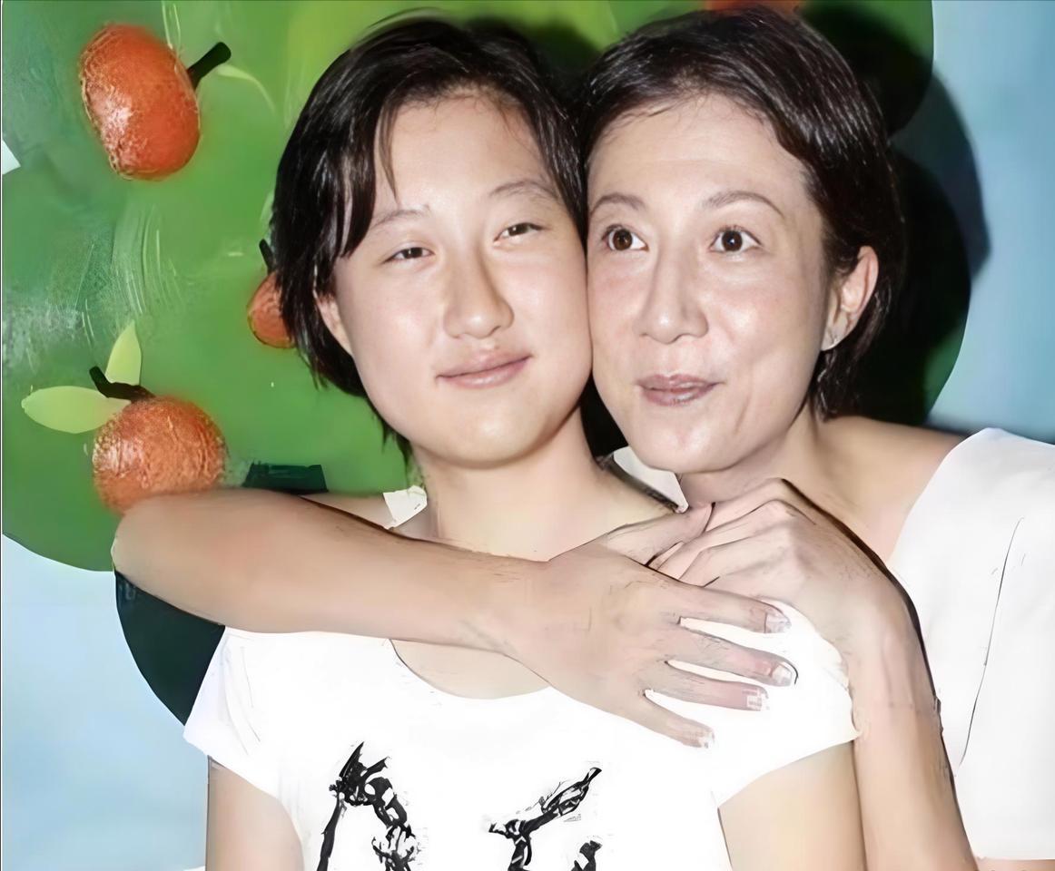 吴绮莉直播爆料女儿近况，吴卓林恋情反转引热议，多年传言终被澄清“我女儿吴卓林