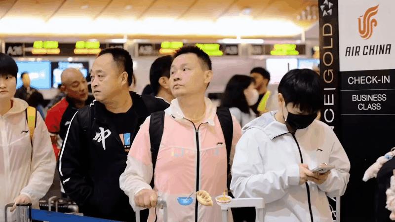 莎莎和大头，两小只排队登机！国乒大部队都是站在一起的，镜头一转，大头出现在了镜