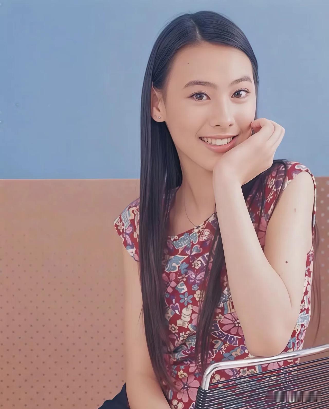 梁洛施的面相也是属于人中龙凤，耳位高起运早，除了发际线那里看得出家庭状况不好和父