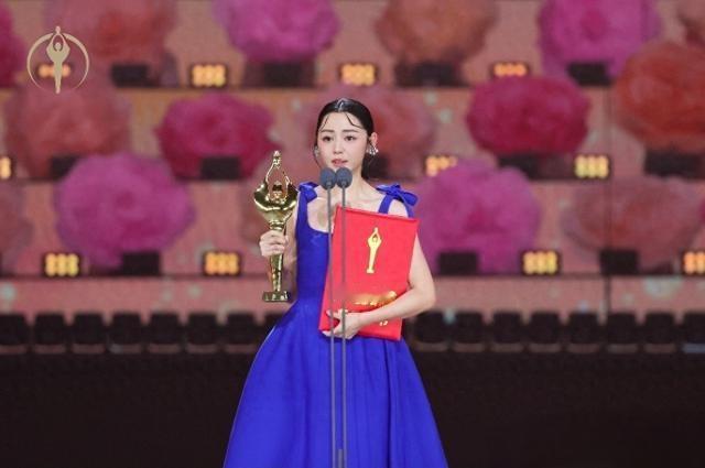 全港瞩目！卫诗雅抱百花奖杯凯旋，老公被媒体“逼”着送吻很直男说起卫诗雅的事