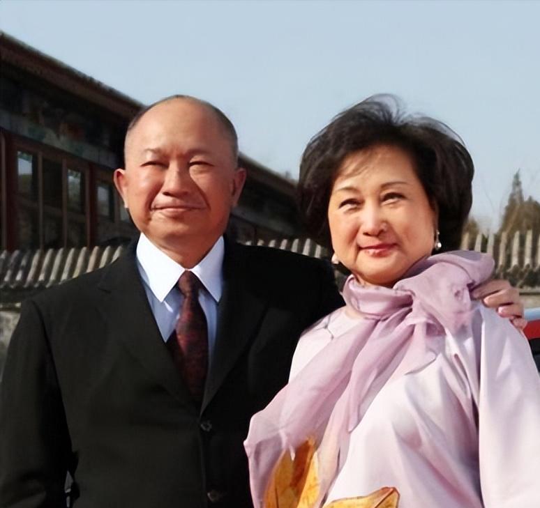 2012年，著名导演吴宇森确诊淋巴癌中期，变卖了北京的房产去美国治病。没想到8年