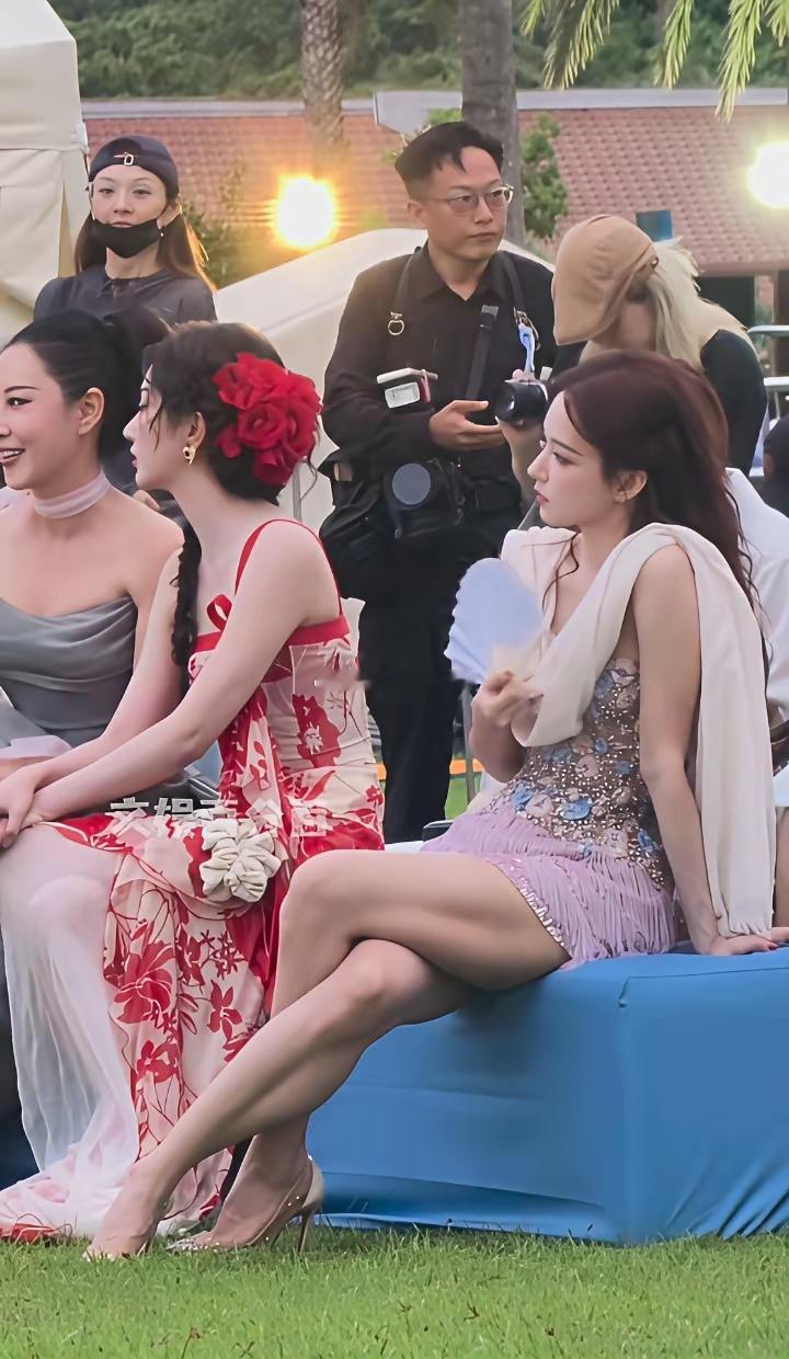 程潇费加罗红毯被审判坐姿太随意，不像女明星
