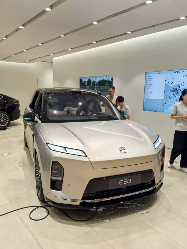 蔚来es8静态体验曾经的蔚小理，现在另外两位好像比蔚来过得更有滋味，没有说蔚来