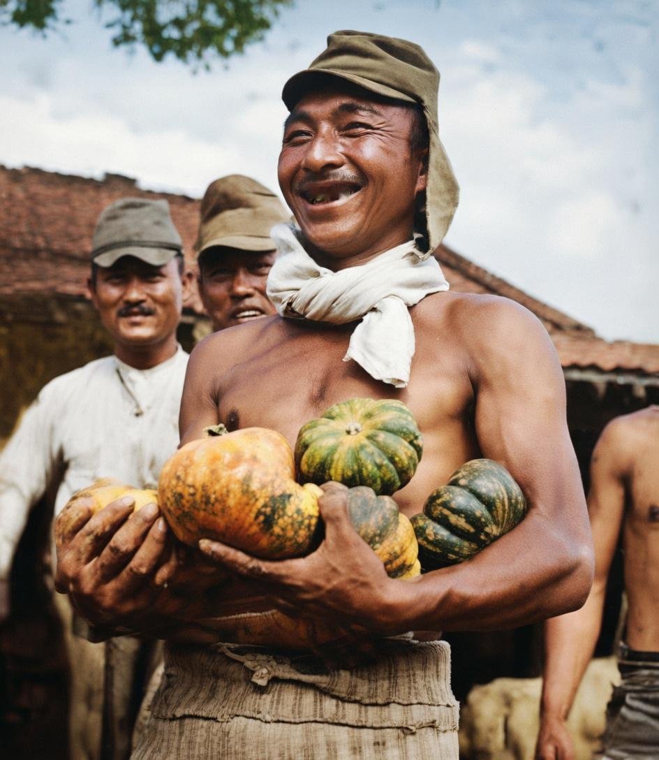 抗日战争时期，侵华日军在沦陷区抢劫我们农民南瓜后，得意留影的历史照片。最前方是