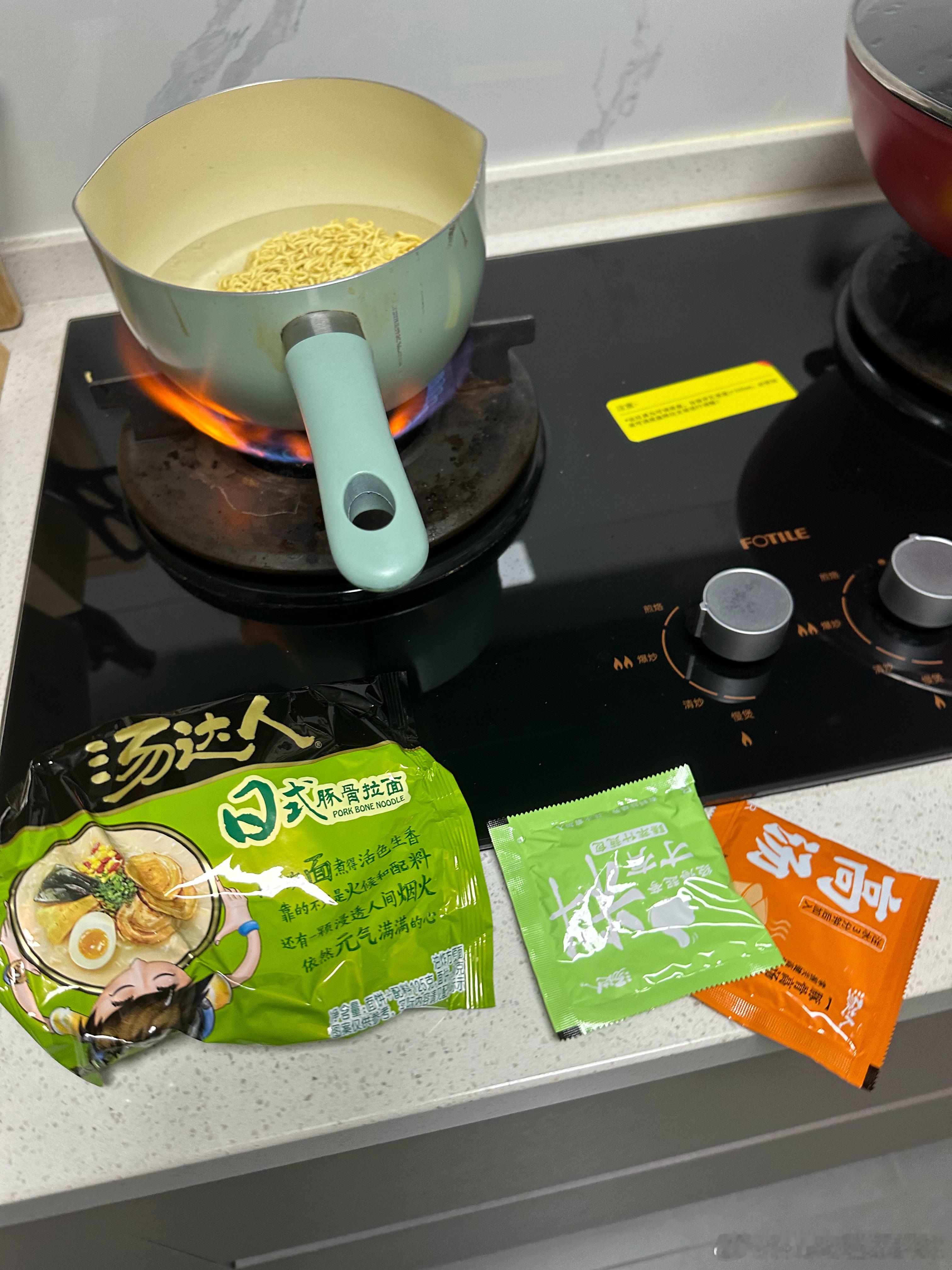 今晚我亲自下厨两菜一汤，务必吃饱喝足