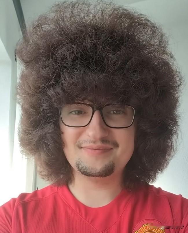 490天没有理发红魔球迷终于等到了理发的机会，曼联今晚有望拿到5连胜!今晚凌