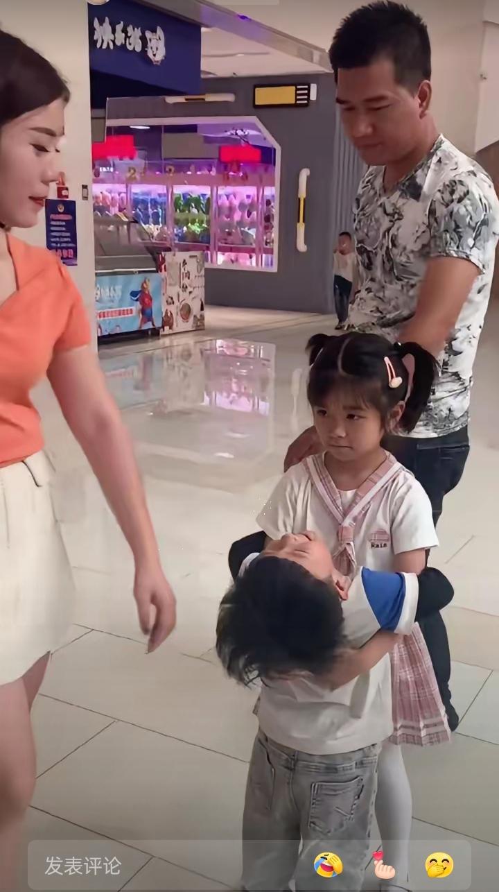 泪酸！先低头不丢人，夫妻离婚一年后，妻子带着儿子，丈夫带着女儿在商场隅遇，姐弟俩