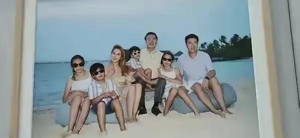 所以说徐子淇以前的日常生活，其实也会有全家人跟着李兆基出游的时刻。可能是因为徐子