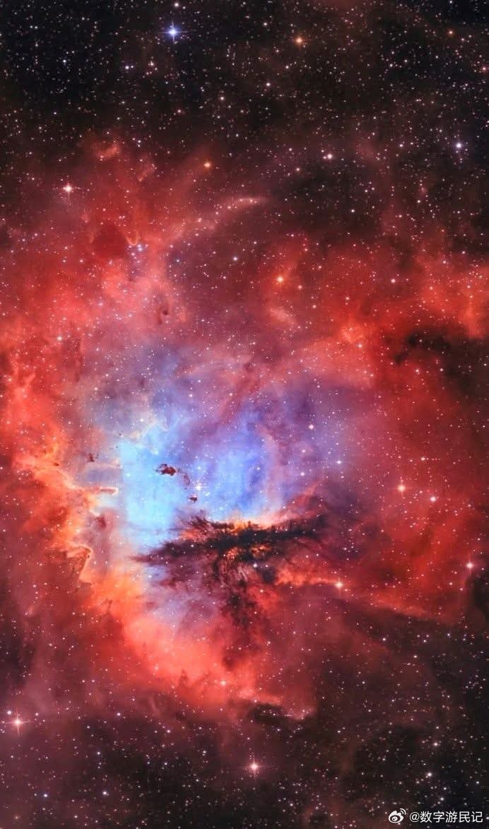 遇见宇宙中最原始的街机传奇：一个饥饿的宇宙版吃豆人，在9500光年外闪耀着光芒。