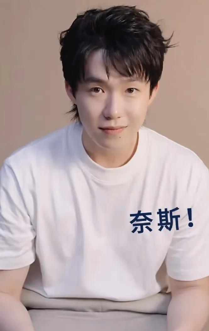 王楚钦奈斯新物料！原来头发不舍得剪，长了是为了好做造型！狼尾真的好看，造型师