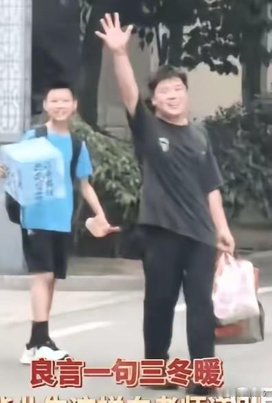 泪目了，山东一所小学。六年级学生毕业离校那天，一位男生突然冲着老师喊：“我也许不