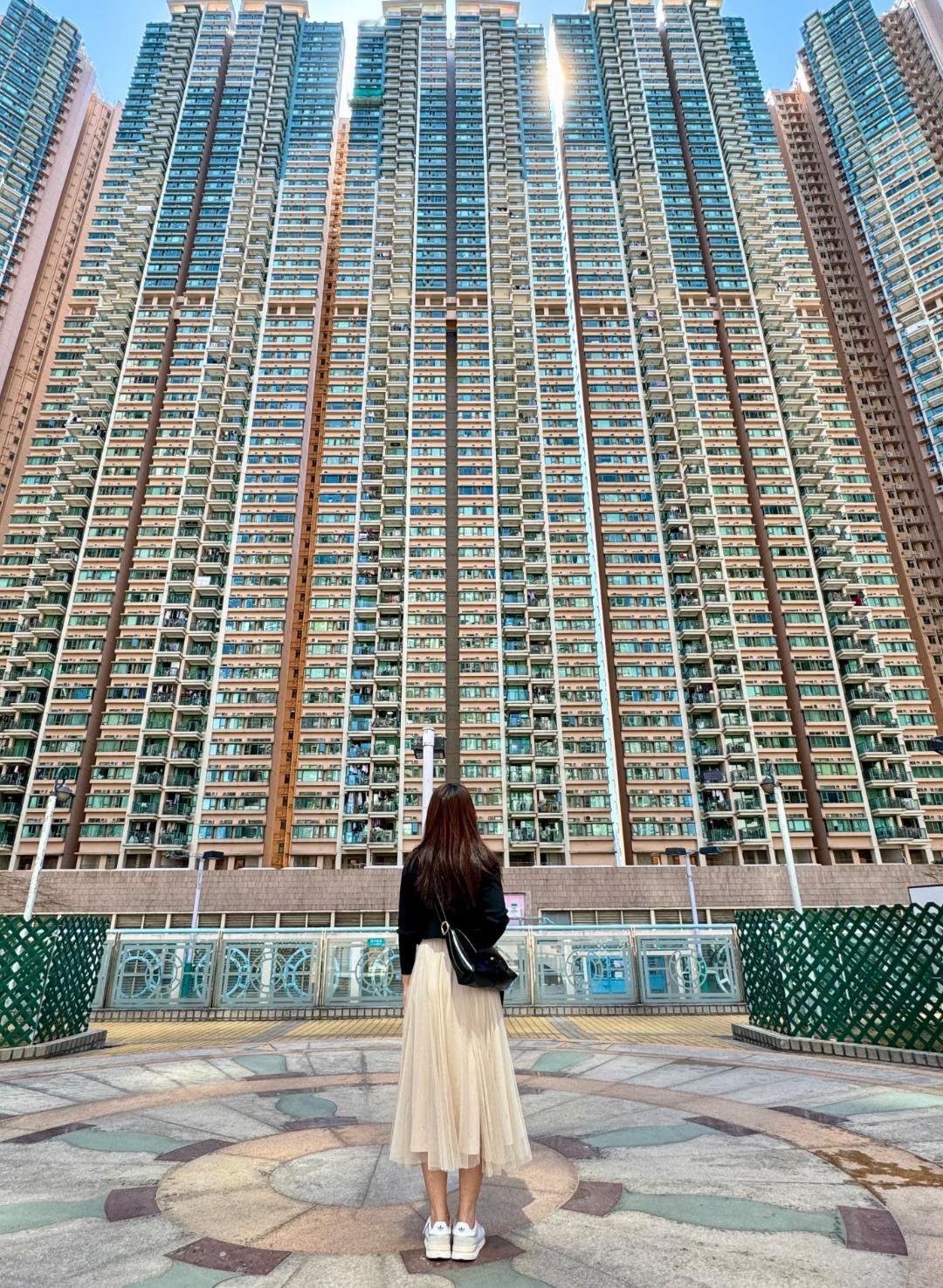 香港楼房的密度有多大，我有亲身体会，家里有个亲戚是远嫁香港的，她婆婆和公公