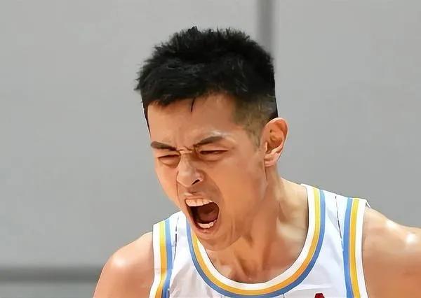 CBA全球国内球员年薪最高八位球员，没想到最高的竟是他第一位:韩德君年薪800