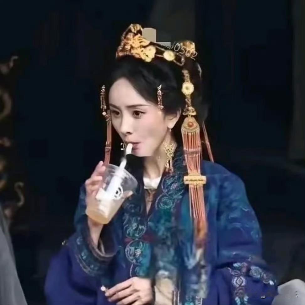 看到杨幂喝咖啡的那一刻，我直接惊呆了