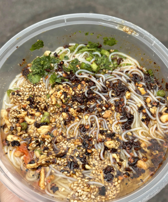 有没有云南的朋友们解释一下，这个是云南的什么特色美食？看着好有食欲！