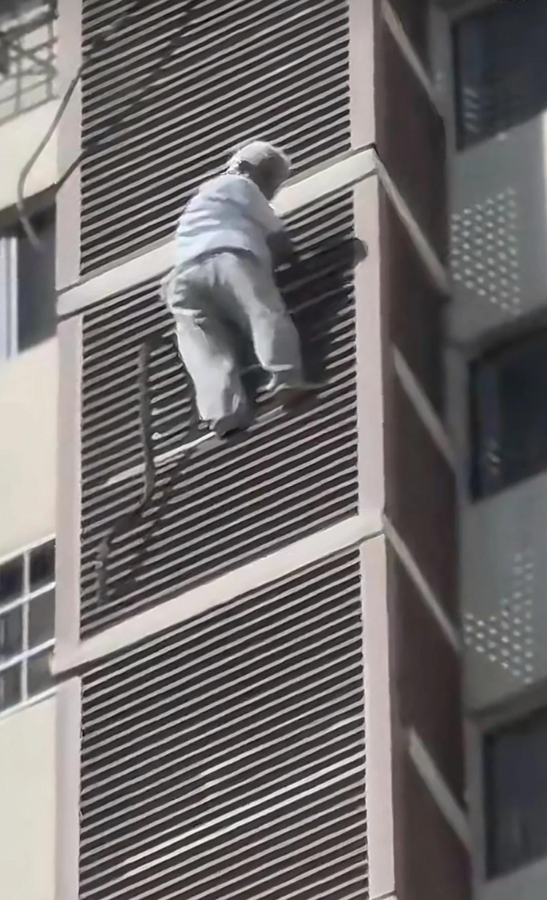 89岁老人翻窗从27楼爬到21楼4月2日，北京石景山。一位89岁独居老奶奶因被