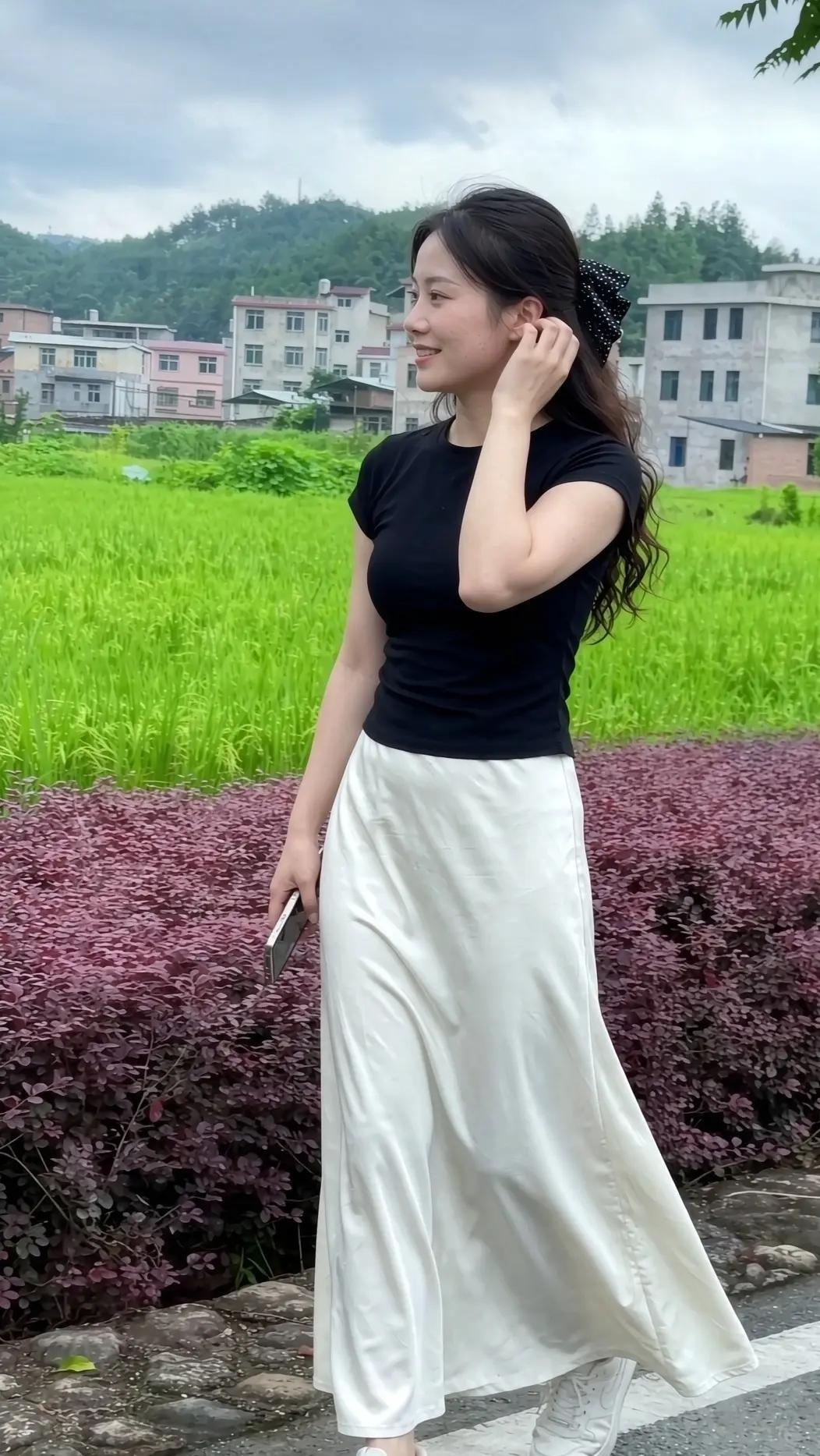 小姐姐的这套衣服搭配的太好了，连多余的首饰都不用戴，整个人清爽又有气质。