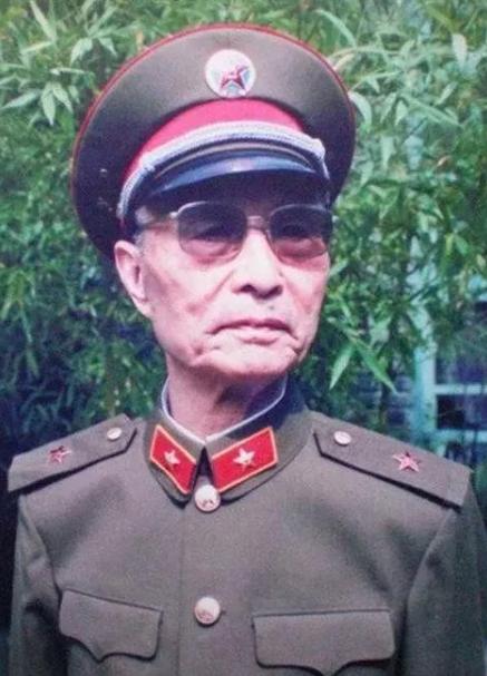 1964年，张爱萍将军到酒泉某基地视察，突然，他发现有10多名背着斜挎包的战士站