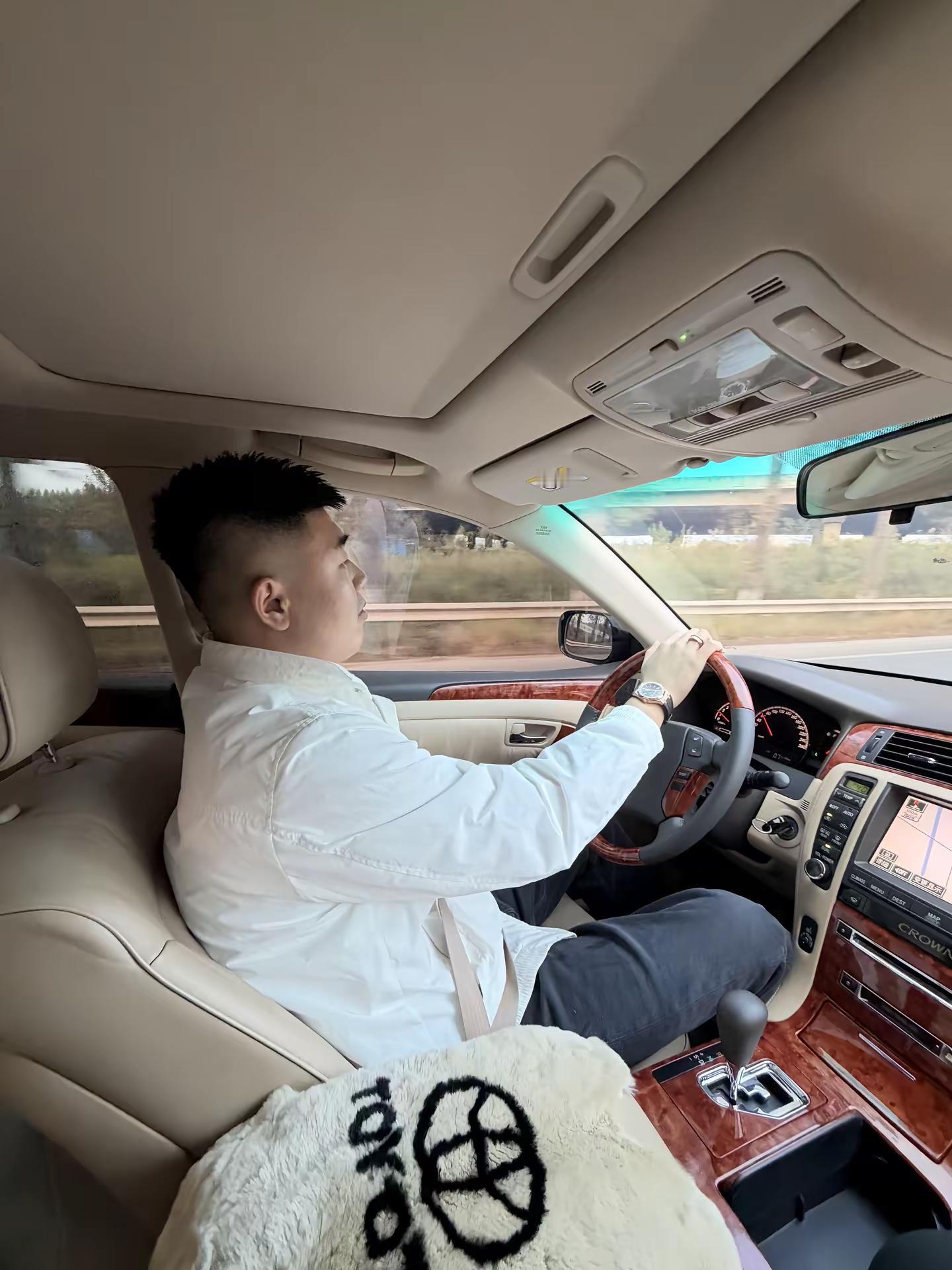 自从买了它之后迈巴赫已经吃灰了车在我门口谁能帮溜下车………